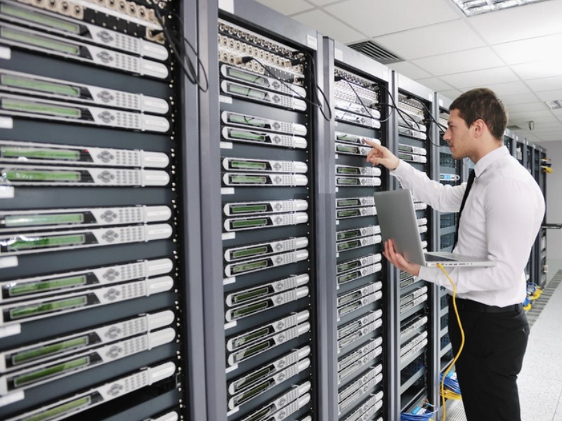 Spletni strežnik gosti spletno mesto na internetu